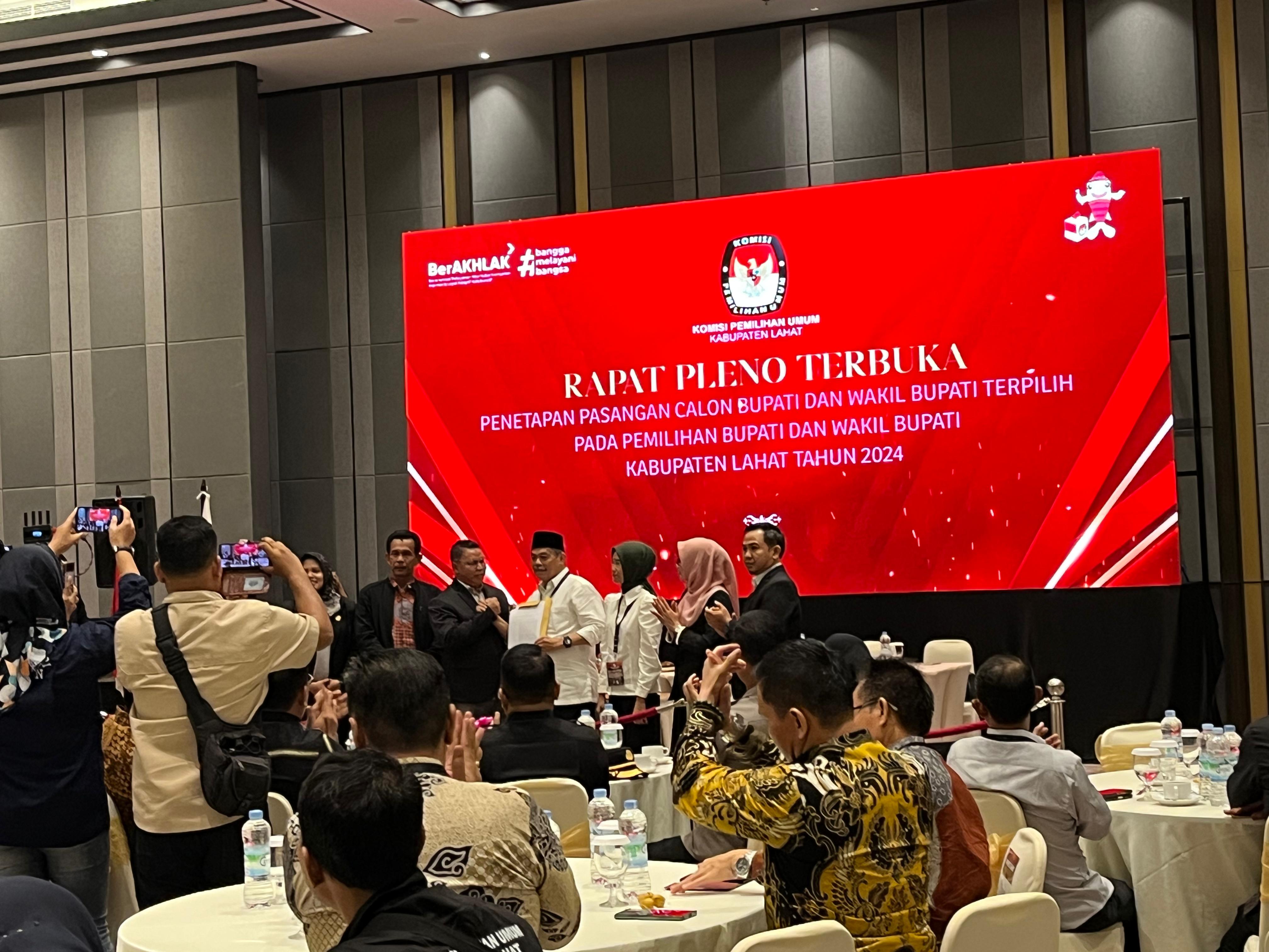 Bursah Zarnubi-Widia Ningsih Resmi Ditetapkan Sebagai Bupati dan Wakil Bupati Lahat